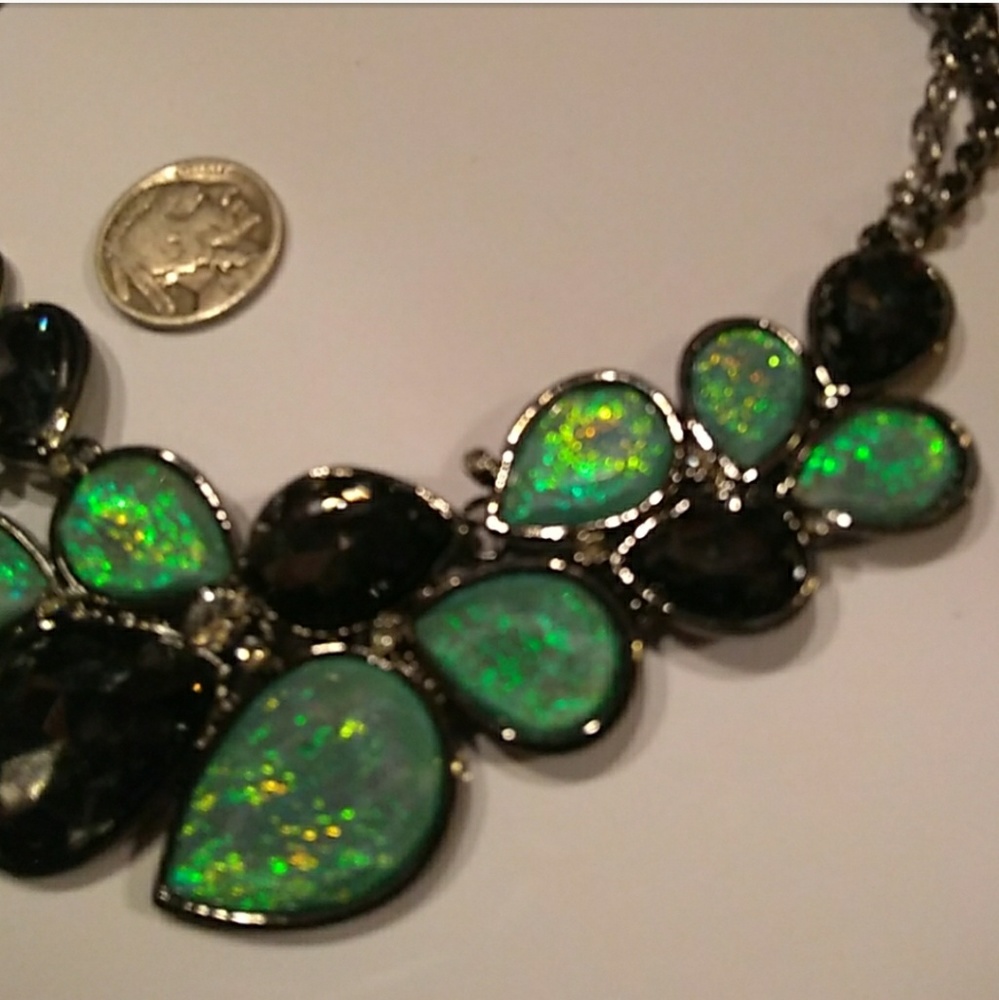 SALE❣ NEW Opalescent Green Smokey Stone Bib - Picture 7 of 8